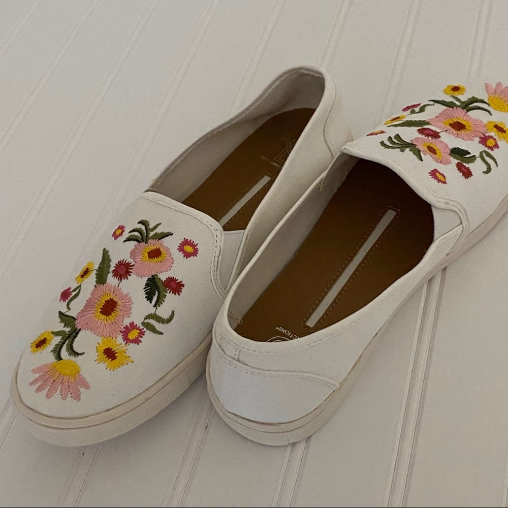 New Directions Jonet Embroidered Sneaker